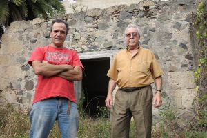 José Lorenzo Moreno y Antonio Rivero ante el cuartucho en el que Chona depositó en cráneo.